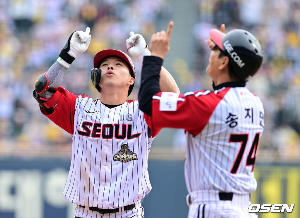 29일 서울 잠실야구장에서 2026 신한 SOL KBO리그 LG 트윈스와 KT 위즈의 경기가 열렸다. 이날 LG는 임찬규, KT는 소형준을 선발로 내세웠다.4회말 2사 만루에서 LG 문성주가 1타점 좌전 적시타를 날리며 기뻐하고 있다. 2026.03.29 / jpnews@osen.co.kr