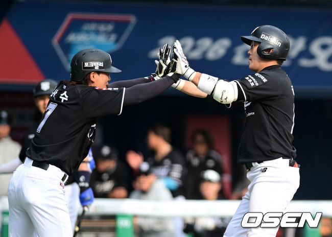 [OSEN=잠실, 지형준 기자] 29일 서울 잠실야구장에서 2026 신한 SOL KBO리그 LG 트윈스와 KT 위즈의 경기가 열렸다. 이날 LG는 임찬규, KT는 소형준을 선발로 내세웠다.6회초 2사 1루에서 KT 허경민이 동점 좌월 투런포를 날리며 김상수와 기뻐하고 있다. 2026.03.29&nbsp;/ jpnews@osen.co.kr