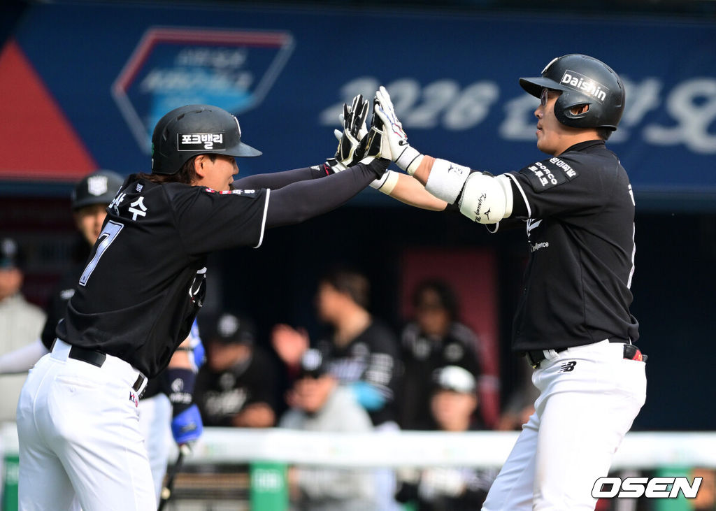29일 서울 잠실야구장에서 2026 신한 SOL KBO리그 LG 트윈스와 KT 위즈의 경기가 열렸다. 이날 LG는 임찬규, KT는 소형준을 선발로 내세웠다.6회초 2사 1루에서 KT 허경민이 동점 좌월 투런포를 날리며 김상수와 기뻐하고 있다. 2026.03.29 / jpnews@osen.co.kr