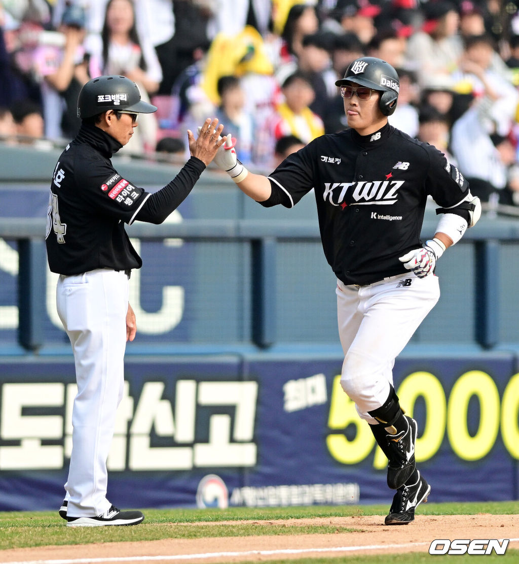 29일 서울 잠실야구장에서 2026 신한 SOL KBO리그 LG 트윈스와 KT 위즈의 경기가 열렸다. 이날 LG는 임찬규, KT는 소형준을 선발로 내세웠다.6회초 2사 1루에서 KT 허경민이 동점 좌월 투런포를 날리며 최만호 코치와 기뻐하고 있다. 2026.03.29 / jpnews@osen.co.kr