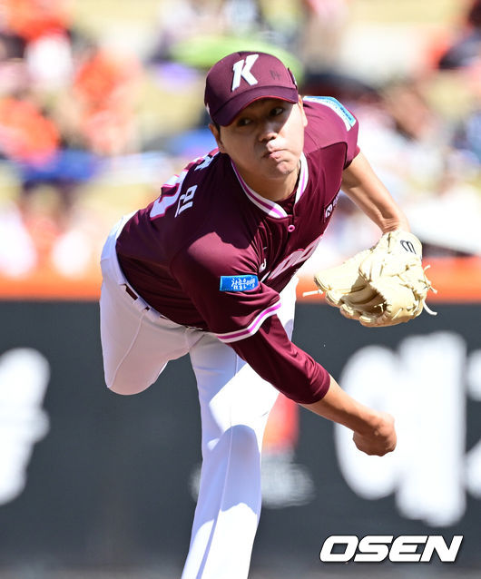 [OSEN=대전, 최규한 기자] 29일 대전 한화생명볼파크에서 ‘2026 신한 SOL KBO리그’ 한화 이글스와 키움 히어로즈의 경기가 열렸다.홈팀 한화는 왕옌청, 방문팀 키움은 하영민을 선발로 내세웠다. 1회말 키움 선발 하영민이 힘차게 공을 뿌리고 있다. 2025.03.29 / dreamer@osen.co.kr