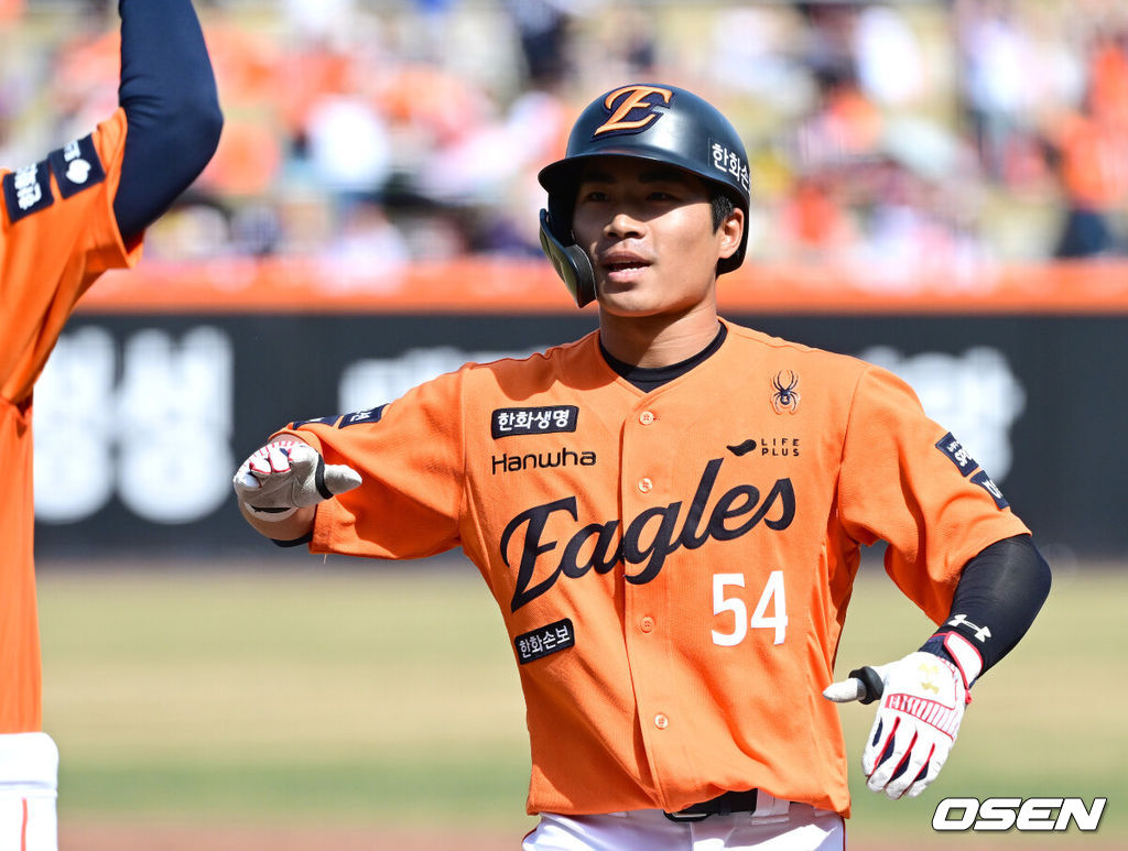 29일 대전 한화생명볼파크에서 ‘2026 신한 SOL KBO리그’ 한화 이글스와 키움 히어로즈의 경기가 열렸다.홈팀 한화는 왕옌청, 방문팀 키움은 하영민을 선발로 내세웠다. 2회말 2사 2, 3루 상황 한화 오재원이 역전 2타점 적시타를 날리고 1루에 안착해 기뻐하고 있다. 2025.03.29 / dreamer@osen.co.kr