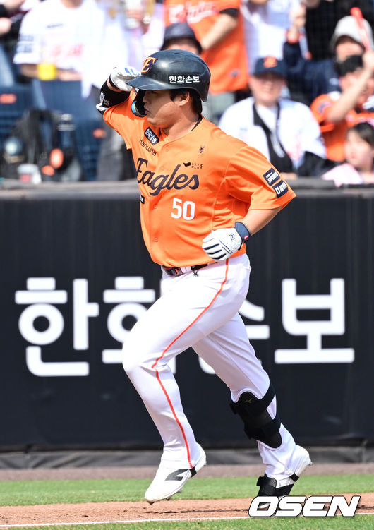 [OSEN=대전, 최규한 기자] 29일 대전 한화생명볼파크에서 ‘2026 신한 SOL KBO리그’ 한화 이글스와 키움 히어로즈의 경기가 열렸다.홈팀 한화는 왕옌청, 방문팀 키움은 하영민을 선발로 내세웠다. 3회말 무사 1루 상황 한화 강백호가 달아나는 좌중간 투런포를 날리고 그라운드를 돌며 기뻐하고 있다. 2025.03.29 / dreamer@osen.co.kr