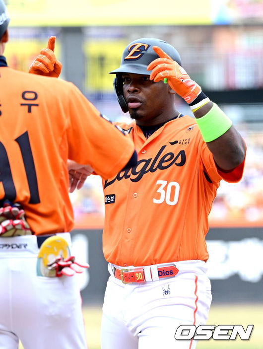 [OSEN=대전, 최규한 기자] 29일 대전 한화생명볼파크에서 ‘2026 신한 SOL KBO리그’ 한화 이글스와 키움 히어로즈의 경기가 열렸다.홈팀 한화는 왕옌청, 방문팀 키움은 하영민을 선발로 내세웠다. 6회말 무사 선두타자로 나선 한화 페라자가 안타를 날리고 1루에 안착해 기뻐하고 있다. 2025.03.29 / dreamer@osen.co.kr