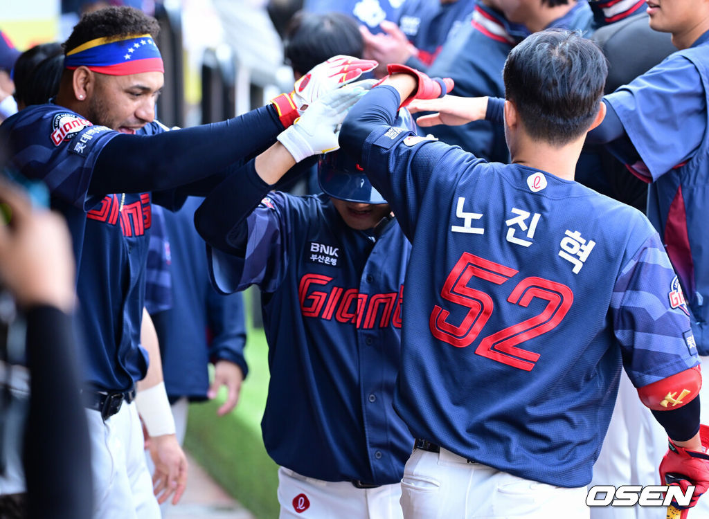 29일 대구삼성라이온즈파크에서 ‘2026 신한 SOL KBO 리그’ 삼성 라이온즈와 롯데 자이언츠의 개막시리즈 경기가 열렸다.개막전 선발 투수로 삼성은 최원태를 롯데는 비슬리를 내세웠다.4회초 1사에서 롯데 손호영이 선제 우월 홈런을 날린 뒤 더그아웃에서 축하를 받고 있다. 2026.03.29 /cej@osen.co.kr