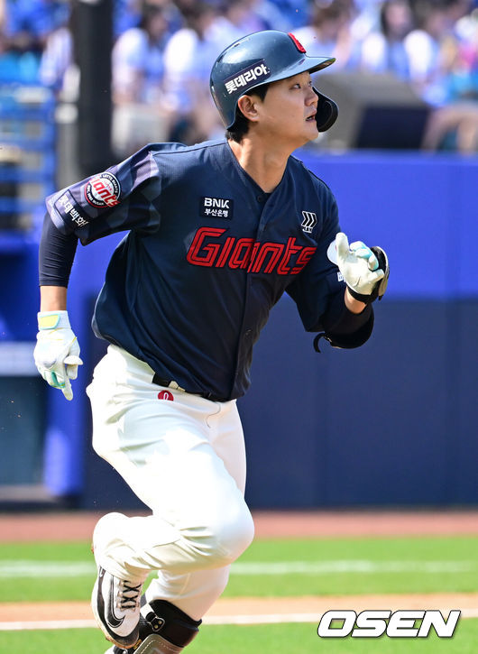 [OSEN=대구, 조은정 기자] 29일 대구삼성라이온즈파크에서 ‘2026 신한 SOL KBO 리그’ 삼성 라이온즈와 롯데 자이언츠의 개막시리즈 경기가 열렸다.개막전 선발 투수로 삼성은 최원태를 롯데는 비슬리를 내세웠다.4회초 1사에서 롯데 손호영이 선제 우월 홈런을 날린 뒤 베이스를 돌고 있다. 2026.03.29 /cej@osen.co.kr