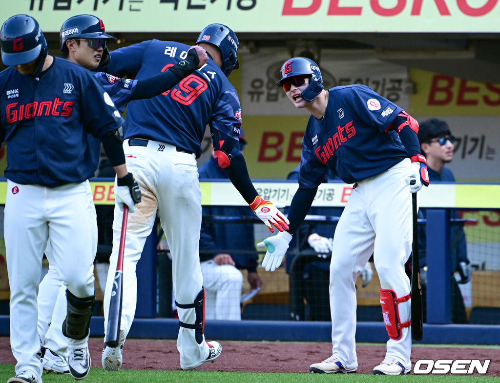 28일 대구삼성라이온즈파크에서 ‘2026 신한 SOL KBO 리그’ 삼성 라이온즈와 롯데 자이언츠의 개막전이 열렸다.개막전 선발 투수로 삼성은 후라도를 롯데는 로드리게스를 내세웠다.7회초 1사 3루에서 롯데 레이예스가 달아나는 좌월 투런포를 날린 뒤 윤동희의 축하를 받고 있다. 2026.03.28 /cej@osen.co.kr
