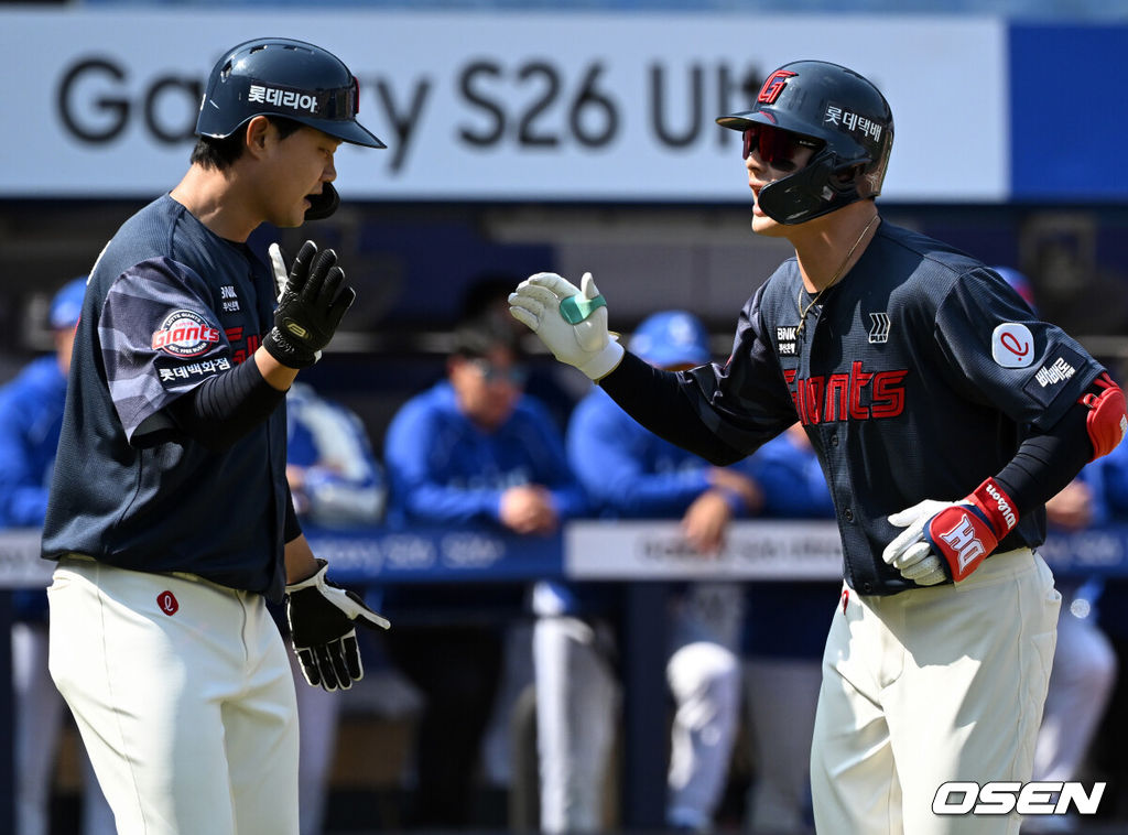 28일 대구삼성라이온즈파크에서 ‘2026 신한 SOL KBO 리그’ 삼성 라이온즈와 롯데 자이언츠의 개막전이 열렸다.개막전 선발 투수로 삼성은 후라도를 롯데는 로드리게스를 내세웠다.1회초 1사 1루에서 롯데 윤동희가 우월로 선제 투런 홈런을 날린 뒤 손호영의 축하를 받고 있다. KBO 2026 시즌 첫 홈런. 2026.03.28 /cej@osen.co.kr