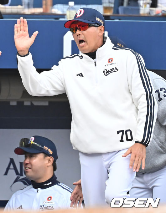 [OSEN=창원, 이석우 기자] 29일 창원NC파크에서 2026 신한 SOL KBO 리그 NC 다이노스와 두산 베어스의 경기가 열렸다. 홈팀 NC는 테일러가, 방문팀 두산은 곽빈이 선발 출전했다. 두산 베어스 김원형 감독이 8회초 1사 1,2루 우중월 역전 3점 홈런을 친 김민석과 하이파이브를 하고 있다. 2026.03.29 / foto0307@osen.co.kr