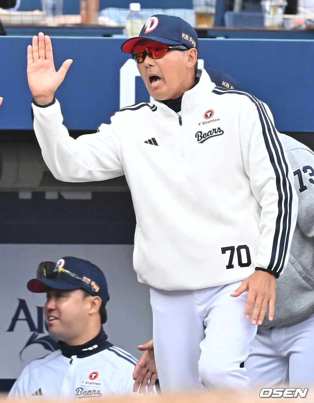 29일 창원NC파크에서 2026 신한 SOL KBO 리그 NC 다이노스와 두산 베어스의 경기가 열렸다. 홈팀 NC는 테일러가, 방문팀 두산은 곽빈이 선발 출전했다. 두산 베어스 김원형 감독이 8회초 1사 1,2루 우중월 역전 3점 홈런을 친 김민석과 하이파이브를 하고 있다. 2026.03.29 / foto0307@osen.co.kr