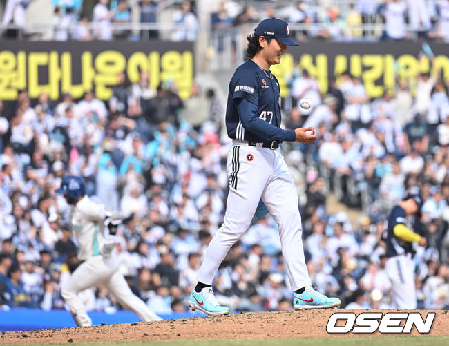 [OSEN=창원, 이석우 기자] 29일 창원NC파크에서 2026 신한 SOL KBO 리그 NC 다이노스와 두산 베어스의 경기가 열렸다. 홈팀 NC는 테일러가, 방문팀 두산은 곽빈이 선발 출전했다. 두산 베어스 곽빈이 4회말 1사 NC 다이노스 박건우에게 좌월 솔로 홈런을 맞고 아쉬워하고 있다. 2026.03.29 / foto0307@osen.co.kr