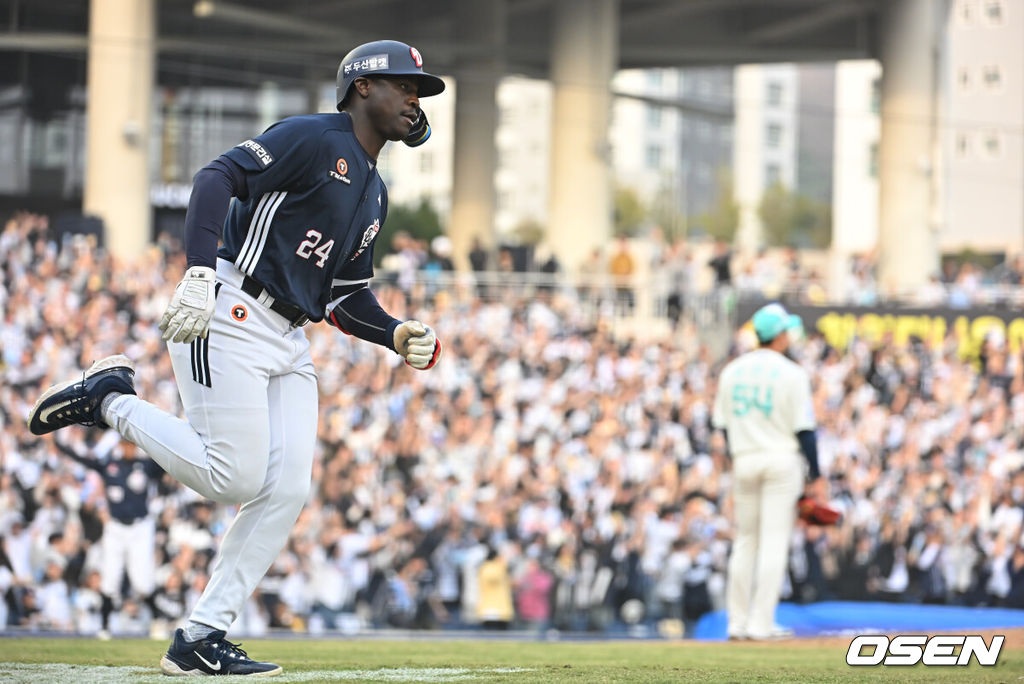 29일 창원NC파크에서 2026 신한 SOL KBO 리그 NC 다이노스와 두산 베어스의 경기가 열렸다. 홈팀 NC는 테일러가, 방문팀 두산은 곽빈이 선발 출전했다. 두산 베어스 카메론이 8회초 1사 1루 좌월 동점 2점 홈런을 치고 질주하고 있다. 2026.03.29 / foto0307@osen.co.kr