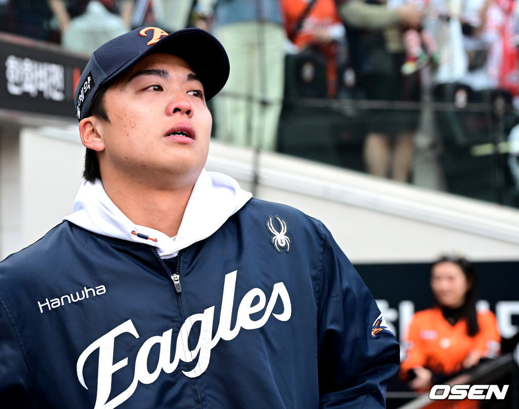 프로야구 한화 이글스가 키움 히어로즈를 이틀 연속 잡고 개막 2연승을 달성했다.김경문 감독이 이끄는 한화는 29일 대전 한화생명 볼파크에서 열린 2026 신한 SOL KBO리그 키움과의 홈경기에서 10-4로 승리했다. 전날 개막전에서 연장 11회 끝에 10-9 끝내기 승리를 거뒀던 한화는 이날 여유롭게 승리를 챙기며 2연승을 만들었다.한화 승리투수 왕옌청이 경기를 마치고 가족들과 인사를 나눈 뒤 눈물을 흘리고 있다. 2025.03.29 / dreamer@osen.co.kr