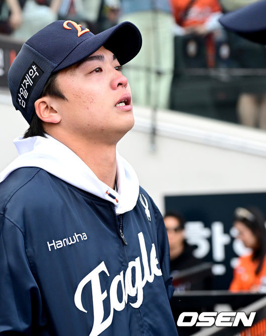 [OSEN=대전, 최규한 기자] 프로야구 한화 이글스가 키움 히어로즈를 이틀 연속 잡고 개막 2연승을 달성했다.김경문 감독이 이끄는 한화는 29일 대전 한화생명 볼파크에서 열린 2026 신한 SOL KBO리그 &nbsp;키움과의 홈경기에서 10-4로 승리했다. 전날 개막전에서 연장 11회 끝에 10-9 끝내기 승리를 거뒀던 한화는 이날 여유롭게 승리를 챙기며 2연승을 만들었다.한화 승리투수 왕옌청이 경기를 마치고 가족들과 인사를 나눈 뒤 눈물을 흘리고 있다. 2025.03.29 / dreamer@osen.co.kr