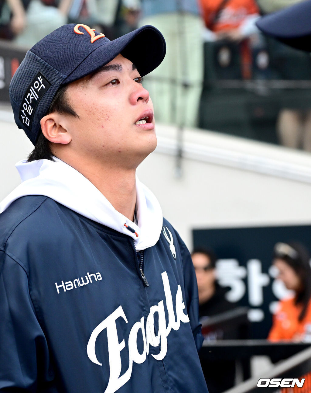 프로야구 한화 이글스가 키움 히어로즈를 이틀 연속 잡고 개막 2연승을 달성했다.김경문 감독이 이끄는 한화는 29일 대전 한화생명 볼파크에서 열린 2026 신한 SOL KBO리그 키움과의 홈경기에서 10-4로 승리했다. 전날 개막전에서 연장 11회 끝에 10-9 끝내기 승리를 거뒀던 한화는 이날 여유롭게 승리를 챙기며 2연승을 만들었다.한화 승리투수 왕옌청이 경기를 마치고 가족들과 인사를 나눈 뒤 눈물을 흘리고 있다. 2025.03.29 / dreamer@osen.co.kr