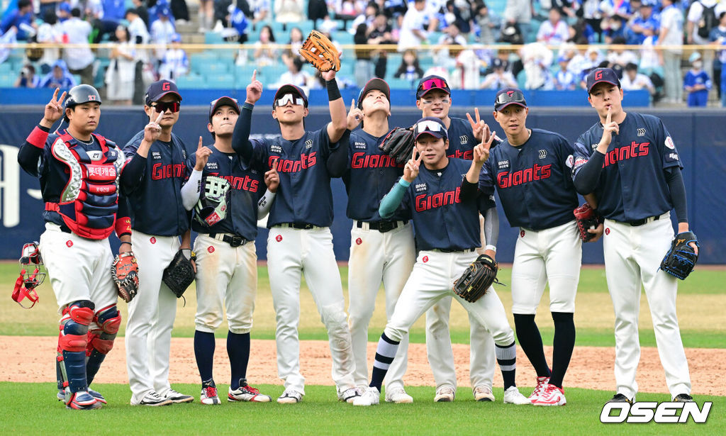 프로야구 롯데 자이언츠가 이틀 연속 홈런 파티를 벌이며 개막 2연전을 싹쓸이했다. 롯데는 29일 대구삼성라이온즈파크에서 열린 삼성 라이온즈와의 원정 경기에서 6-2로 승리했다.지난 28일 삼성과의 정규 시즌 개막전에서 윤동희, 빅터 레이예스, 전준우가 홈런을 터뜨리며 6-3 승리를 거둔 데 이어 이날 경기에서도 손호영, 노진혁, 레이예스가 홈런 4개를 폭발하며 기분 좋은 승리를 가져왔다. 반면 삼성은 1점을 얻는 데 그쳤다. 선발 최원태는 시즌 첫 등판을 퀄리티스타트로 장식했으나 타선의 도움을 받지 못해 고배를 마셨다.롯데가 승리 세리머니를 하고 있다. 2026.03.29 /cej@osen.co.kr
