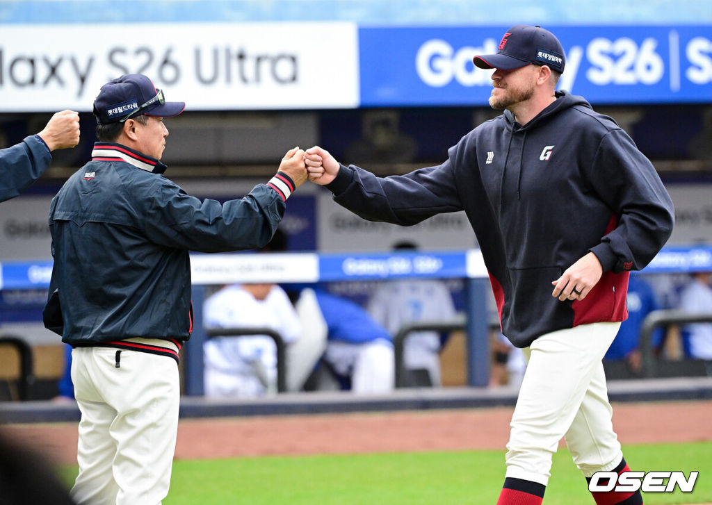 프로야구 롯데 자이언츠가 이틀 연속 홈런 파티를 벌이며 개막 2연전을 싹쓸이했다. 롯데는 29일 대구삼성라이온즈파크에서 열린 삼성 라이온즈와의 원정 경기에서 6-2로 승리했다.지난 28일 삼성과의 정규 시즌 개막전에서 윤동희, 빅터 레이예스, 전준우가 홈런을 터뜨리며 6-3 승리를 거둔 데 이어 이날 경기에서도 손호영, 노진혁, 레이예스가 홈런 4개를 폭발하며 기분 좋은 승리를 가져왔다. 반면 삼성은 1점을 얻는 데 그쳤다. 선발 최원태는 시즌 첫 등판을 퀄리티스타트로 장식했으나 타선의 도움을 받지 못해 고배를 마셨다.롯데 김태형 감독, 비슬리가 승리를 기뻐하고 있다. 2026.03.29 /cej@osen.co.kr