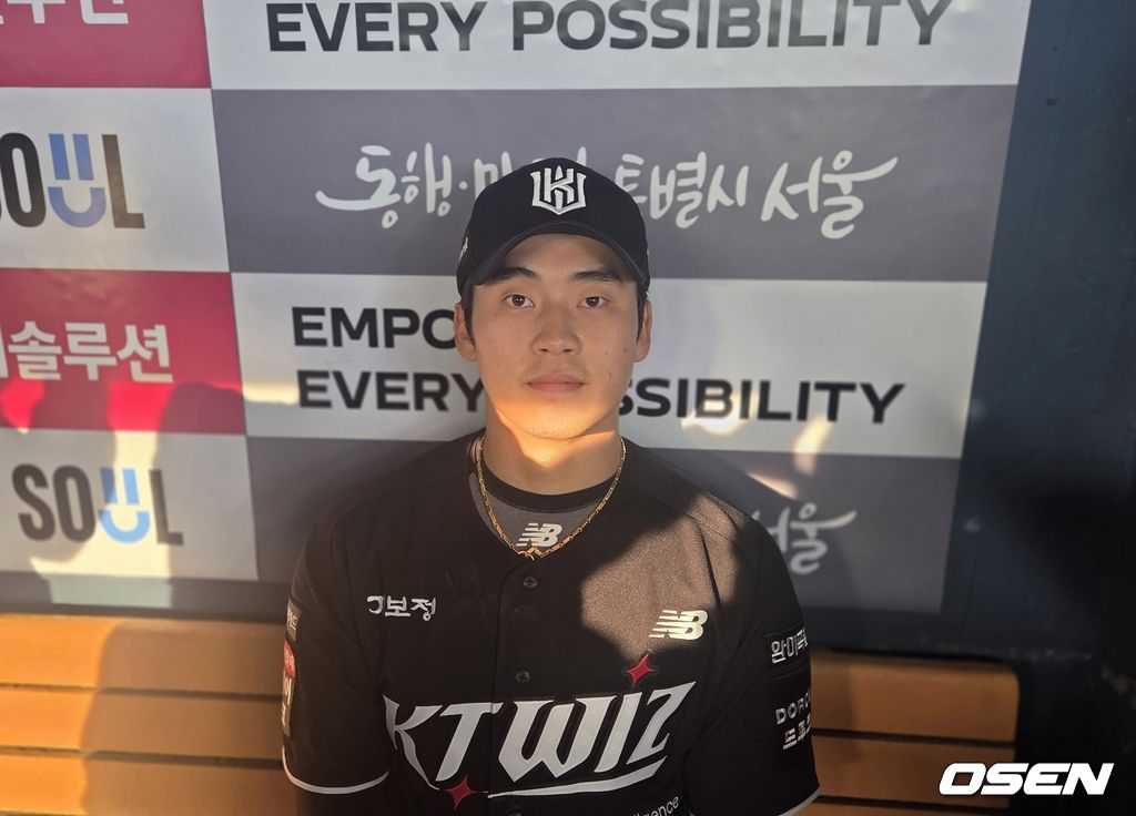  KT 위즈 마무리투수 박영현이 29일 잠실구장에서 열린 LG 트윈스와 경기에서 1점 차 리드를 지켜내며 이틀 연속 세이브를 기록했다. 경기 후 박영현이 취재진과 인터뷰를 하고 있다. /orange@osen.co.kr