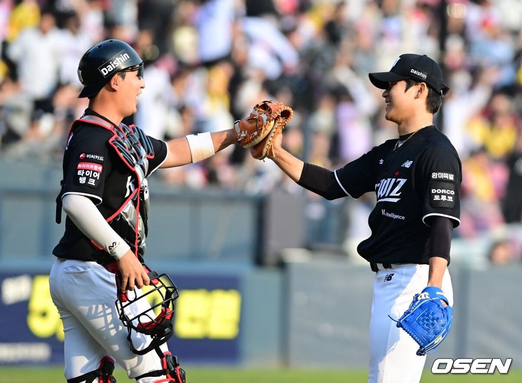 KT 위즈 투수 박영현과 포수 조대현이 승리를 기뻐하고 있다. 2026.03.29 / jpnews@osen.co.kr