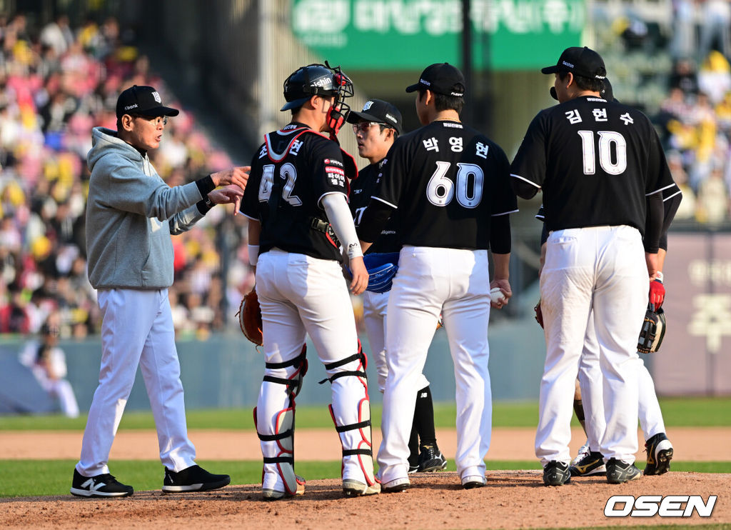 29일 서울 잠실야구장에서 2026 신한 SOL KBO리그 LG 트윈스와 KT 위즈의 경기가 열렸다. 이날 LG는 임찬규, KT는 소형준을 선발로 내세웠다.9회말 1사 1루에서 KT 이강철 감독이 마운드에 올라 선수들과 이야기를 나누고 있다. 2026.03.29 / jpnews@osen.co.kr