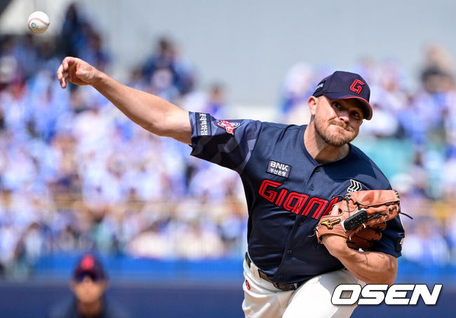 [OSEN=대구, 조은정 기자] 29일 대구삼성라이온즈파크에서 ‘2026 신한 SOL KBO 리그’ 삼성 라이온즈와 롯데 자이언츠의 개막시리즈 경기가 열렸다.개막전 선발 투수로 삼성은 최원태를 롯데는 비슬리를 내세웠다.1회말 롯데 비슬리가 역투하고 있다. 2026.03.29 /cej@osen.co.kr