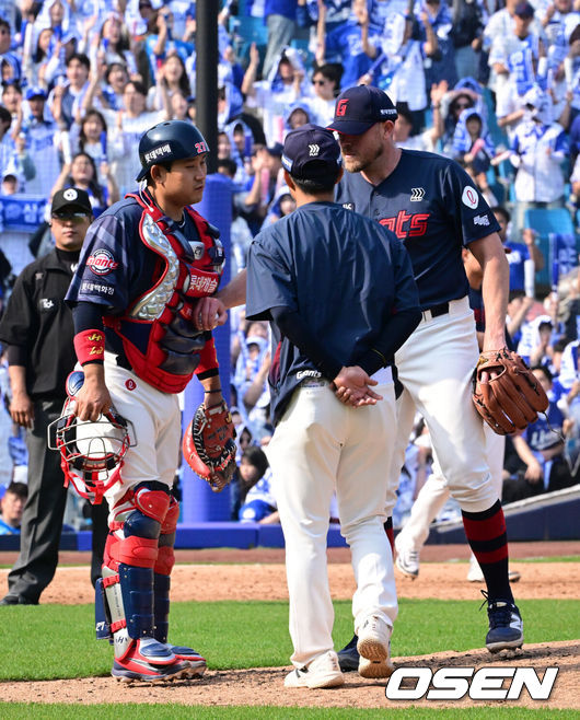 [OSEN=대구, 조은정 기자] 29일 대구삼성라이온즈파크에서 ‘2026 신한 SOL KBO 리그’ 삼성 라이온즈와 롯데 자이언츠의 개막시리즈 경기가 열렸다.개막전 선발 투수로 삼성은 최원태를 롯데는 비슬리를 내세웠다.5회말 2사 만루 위기에 롯데 유강남이 마운드에 올라 비슬리와 대화를 나누고 있다. 2026.03.29 /cej@osen.co.kr