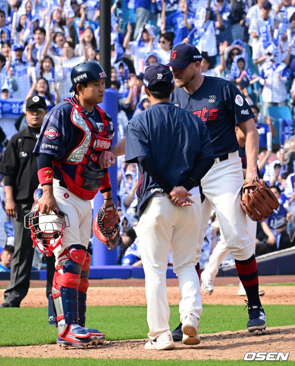 29일 대구삼성라이온즈파크에서 ‘2026 신한 SOL KBO 리그’ 삼성 라이온즈와 롯데 자이언츠의 개막시리즈 경기가 열렸다.개막전 선발 투수로 삼성은 최원태를 롯데는 비슬리를 내세웠다.5회말 2사 만루 위기에 롯데 유강남이 마운드에 올라 비슬리와 대화를 나누고 있다. 2026.03.29 /cej@osen.co.kr