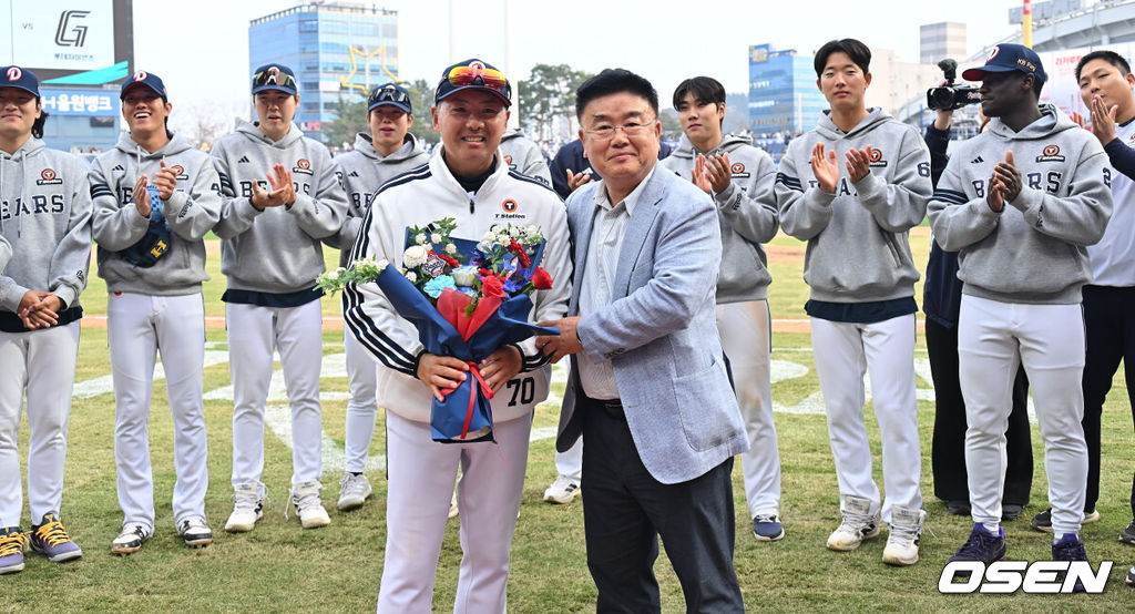 29일 창원NC파크에서 2026 신한 SOL KBO 리그 NC 다이노스와 두산 베어스의 경기가 열렸다. 홈팀 NC는 테일러가, 방문팀 두산은 곽빈이 선발 출전했다. 두산 베어스 김원형 감독이 첫승을 올리고 김태룡 단장으로부터 축하 꽃다발을 받고 있다. 2026.03.29 / foto0307@osen.co.kr