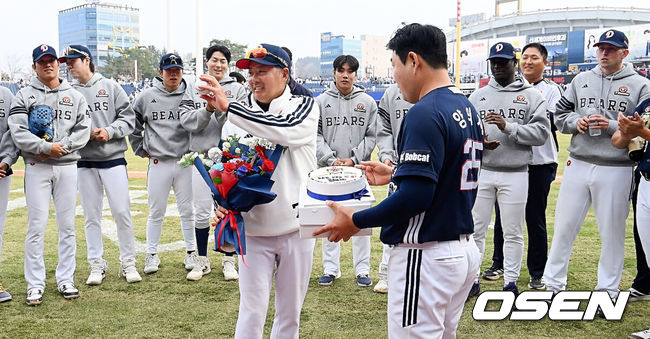 [OSEN=창원, 이석우 기자] 29일 창원NC파크에서 2026 신한 SOL KBO 리그 NC 다이노스와 두산 베어스의 경기가 열렸다. 홈팀 NC는 테일러가, 방문팀 두산은 곽빈이 선발 출전했다. 두산 베어스 김원형 감독이 첫승을 올리고 양의지로부터 첫승 기록 볼과 축하 케이크를 받고 있다. 2026.03.29 / foto0307@osen.co.kr
