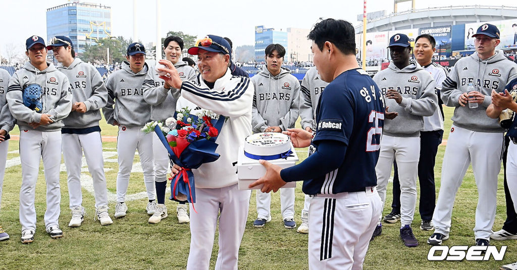 29일 창원NC파크에서 2026 신한 SOL KBO 리그 NC 다이노스와 두산 베어스의 경기가 열렸다. 홈팀 NC는 테일러가, 방문팀 두산은 곽빈이 선발 출전했다. 두산 베어스 김원형 감독이 첫승을 올리고 양의지로부터 첫승 기록 볼과 축하 케이크를 받고 있다. 2026.03.29 / foto0307@osen.co.kr