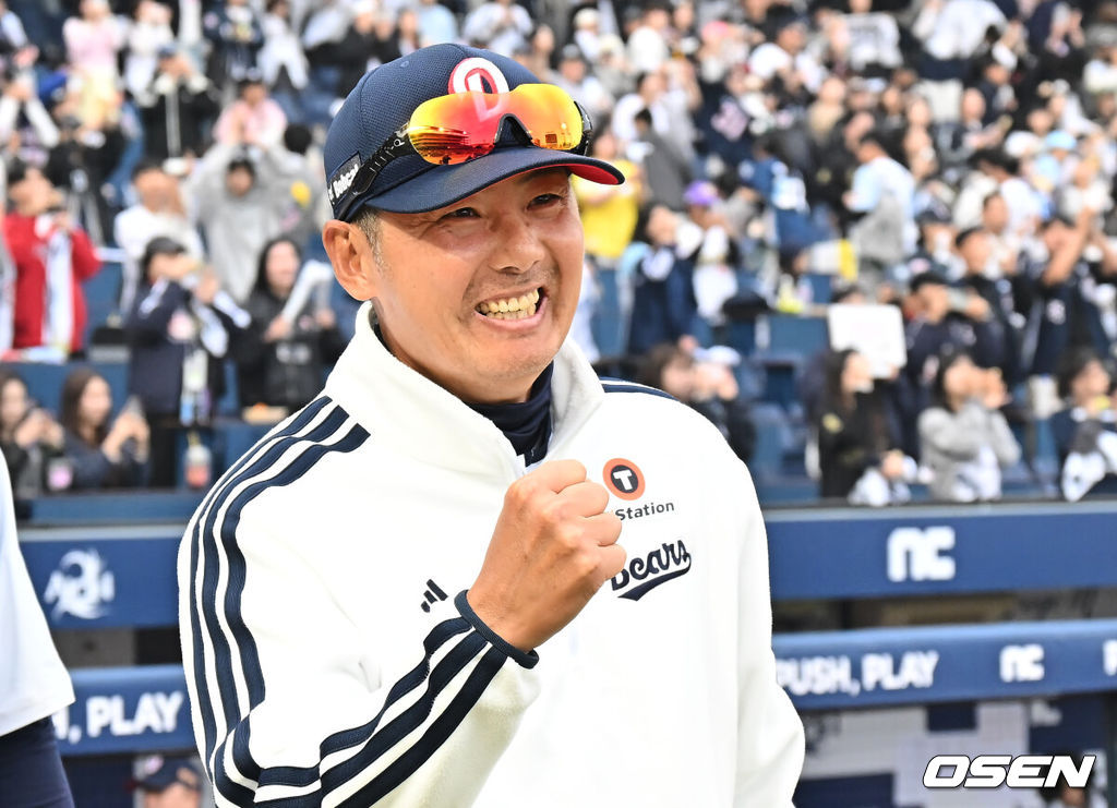 29일 창원NC파크에서 2026 신한 SOL KBO 리그 NC 다이노스와 두산 베어스의 경기가 열렸다. 홈팀 NC는 테일러가, 방문팀 두산은 곽빈이 선발 출전했다. 두산 베어스 김원형 감독이 첫승을 올리고 활짝 웃으며 선수들과 하이파이브를 하고 있다. 2026.03.29 / foto0307@osen.co.kr
