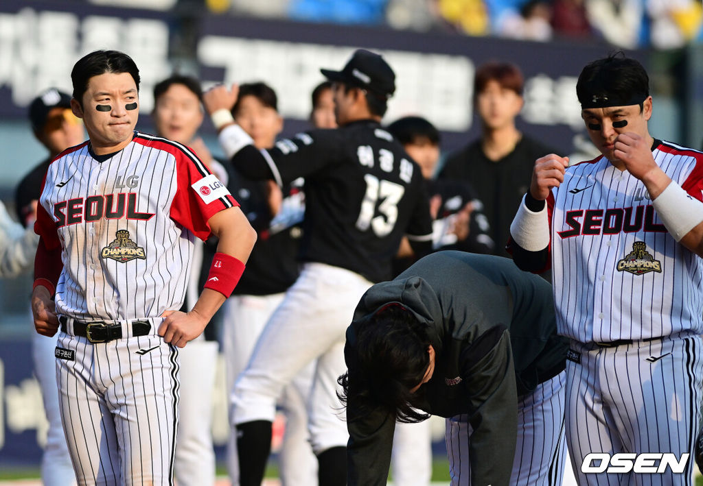 프로야구 KT 위즈가 LG 트윈스 상대로 개막시리즈를 스윕했다. KT는 29일 서울 잠실구장에서 열린 2026 KBO리그 LG와 시즌 2차전에서 6-5로 승리했다. 허경민이 동점 투런 홈런을 터뜨렸고, 9회초 김현수가 좌익수 앞 땅볼로 결승타점을 올렸다. 9회말 박영현이 등판해 1점 차 리드를 지켜내며 이틀 연속 세이브를 챙겼다. LG 박해민, 임찬규, 박동원이 패배를 아쉬워하고 있다. 2026.03.29 / jpnews@osen.co.kr