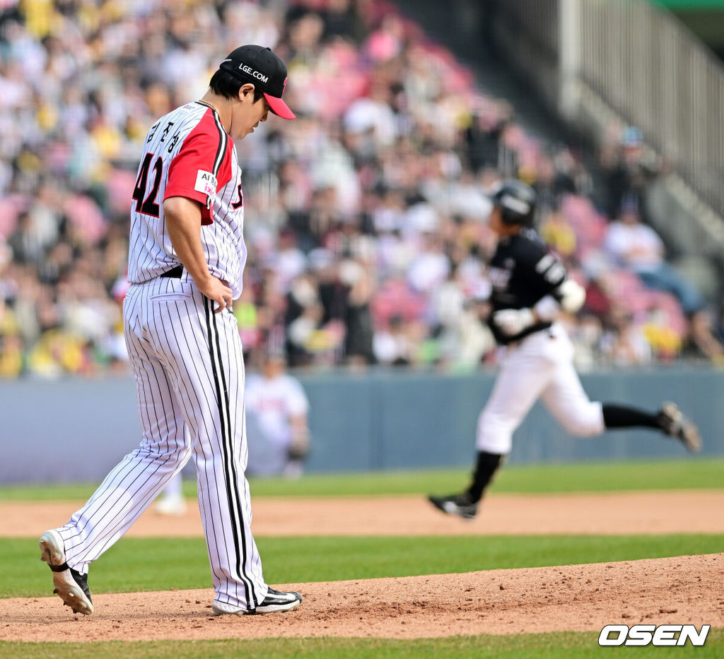 29일 서울 잠실야구장에서 2026 신한 SOL KBO리그 LG 트윈스와 KT 위즈의 경기가 열렸다. 이날 LG는 임찬규, KT는 소형준을 선발로 내세웠다.6회초 2사 1루에서 LG 김진성이 KT 허경민에 동점 좌월 투런포를 허용하며 아쉬워하고 있다. 2026.03.29 / jpnews@osen.co.kr