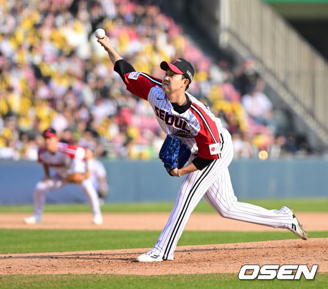 [OSEN=잠실, 지형준 기자] 29일 서울 잠실야구장에서 2026 신한 SOL KBO리그 LG 트윈스와 KT 위즈의 경기가 열렸다. 이날 LG는 임찬규, KT는 소형준을 선발로 내세웠다.8회초 2사 1,3루에서 LG 유영찬이 마운드에 올라 역투하고 있다. 2026.03.29&nbsp;/ jpnews@osen.co.kr
