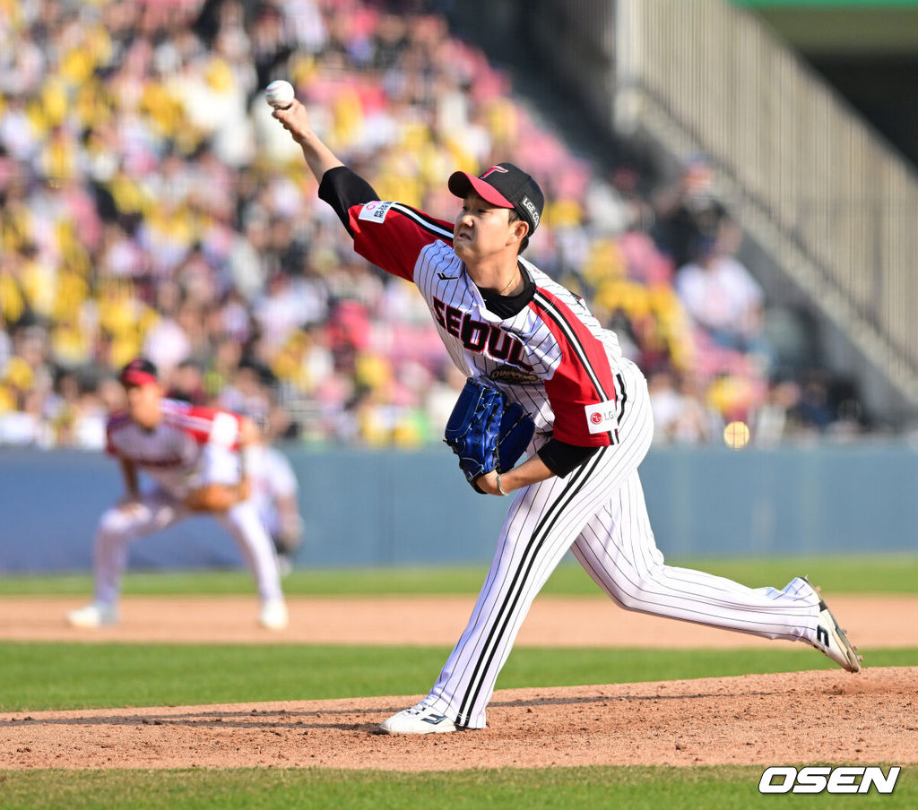29일 서울 잠실야구장에서 2026 신한 SOL KBO리그 LG 트윈스와 KT 위즈의 경기가 열렸다. 이날 LG는 임찬규, KT는 소형준을 선발로 내세웠다.8회초 2사 1,3루에서 LG 유영찬이 마운드에 올라 역투하고 있다. 2026.03.29 / jpnews@osen.co.kr
