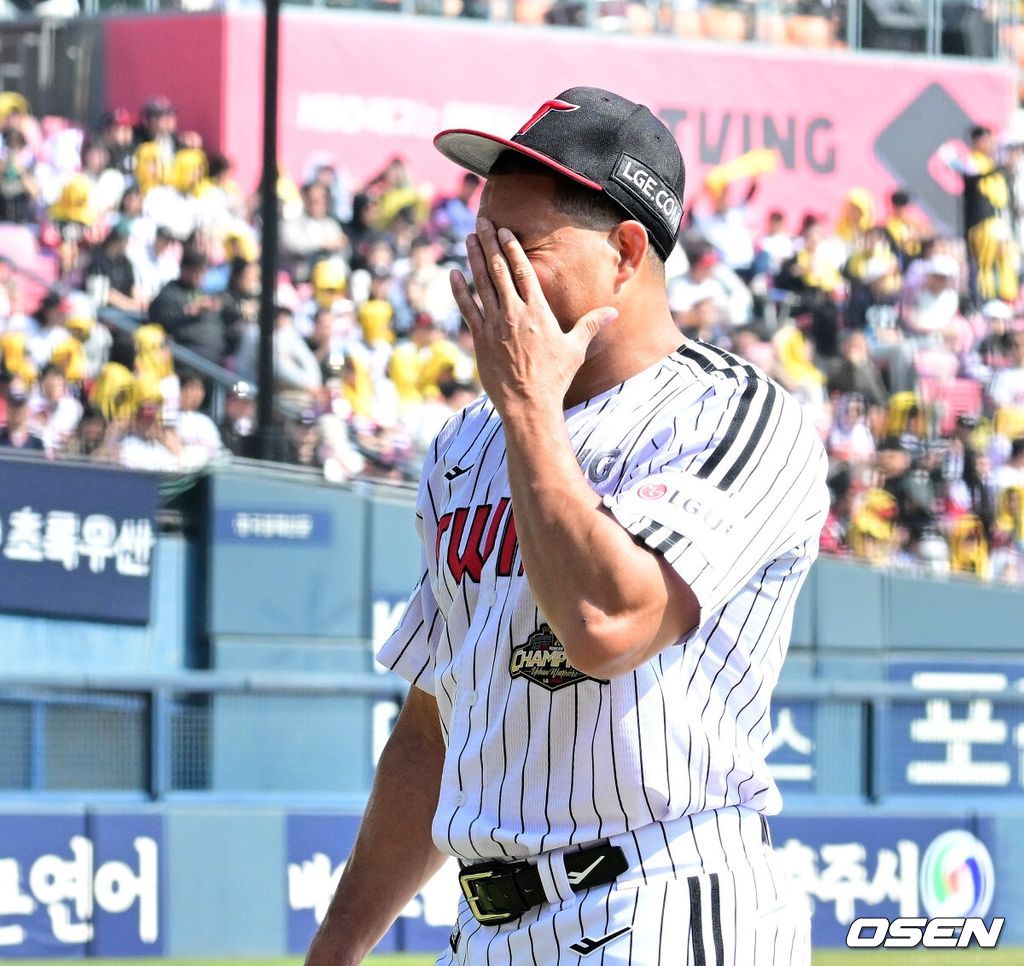 1회초 수비를 마치고 6실점을 허용한 LG 치리노스가 아쉬워하고 있다. 2026.03.28 / jpnews@osen.co.kr