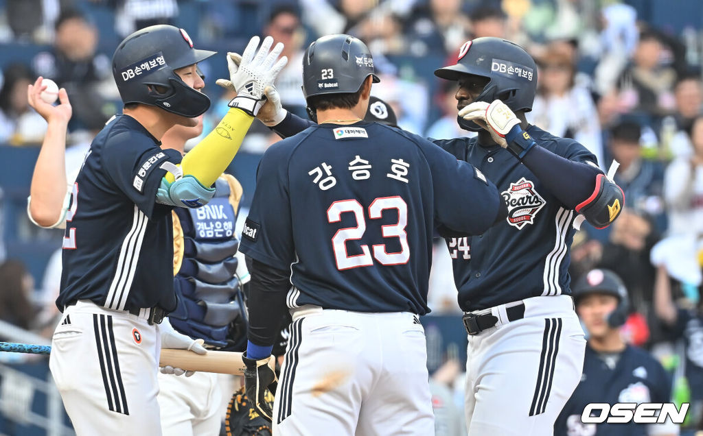 29일 창원NC파크에서 2026 신한 SOL KBO 리그 NC 다이노스와 두산 베어스의 경기가 열렸다. 홈팀 NC는 테일러가, 방문팀 두산은 곽빈이 선발 출전했다. 두산 베어스 카메론이 8회초 1사 1루 좌월 동점 2점 홈런을 치고 하이파이브를 하고 있다. 2026.03.29 / foto0307@osen.co.kr