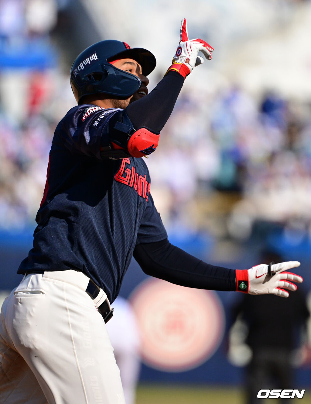 28일 대구삼성라이온즈파크에서 ‘2026 신한 SOL KBO 리그’ 삼성 라이온즈와 롯데 자이언츠의 개막전이 열렸다.개막전 선발 투수로 삼성은 후라도를 롯데는 로드리게스를 내세웠다.7회초 1사 3루에서 롯데 레이예스가 달아나는 좌월 투런포를 날린 뒤 베이스를 돌고 있다. 2026.03.28 /cej@osen.co.kr