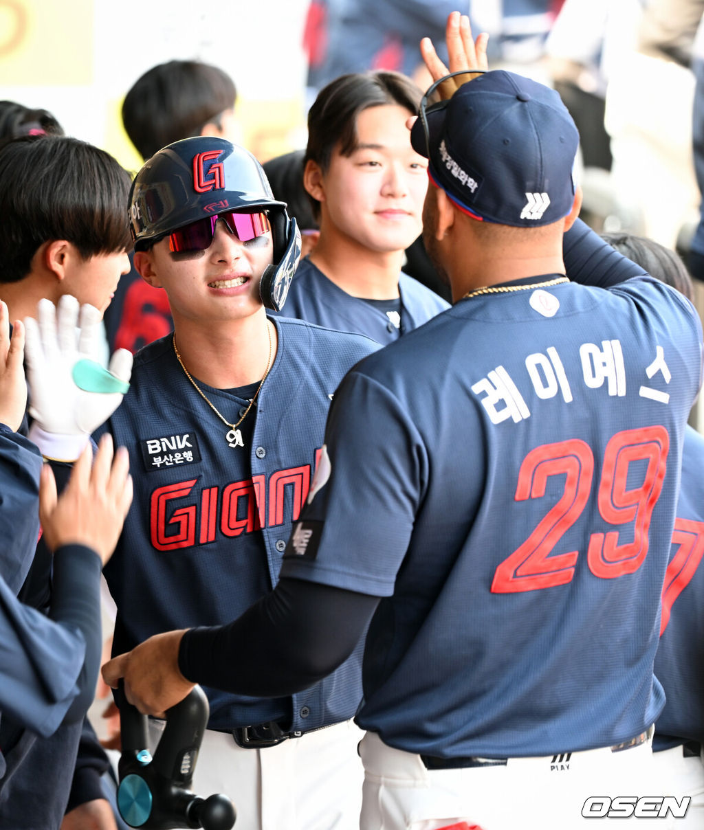 28일 대구삼성라이온즈파크에서 ‘2026 신한 SOL KBO 리그’ 삼성 라이온즈와 롯데 자이언츠의 개막전이 열렸다.개막전 선발 투수로 삼성은 후라도를 롯데는 로드리게스를 내세웠다.1회초 1사 1루에서 롯데 윤동희가 우월로 선제 투런 홈런을 날린 뒤 더그아웃에서 레이예스의 축하를 받고 있다. KBO 2026 시즌 첫 홈런. 2026.03.28 /cej@osen.co.kr