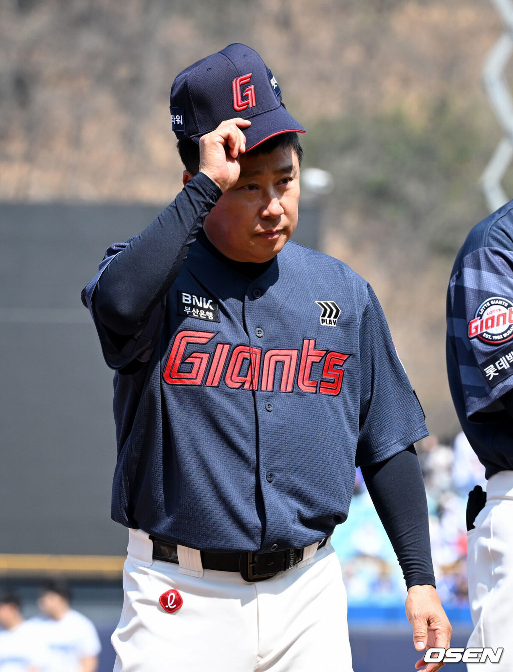 시범경기 1위를 차지한 프로야구 롯데 자이언츠가 정규 시즌 개막전을 승리로 장식하며 기분좋게 출발했다.롯데는 28일 대구삼성라이온즈파크에서 열린 삼성 라이온즈와의 원정 경기에서 6-3으로 이겼다. 개막식 행사에서 롯데 김태형 감독이 인사를 하고 있다. 2026.03.28 /cej@osen.co.kr