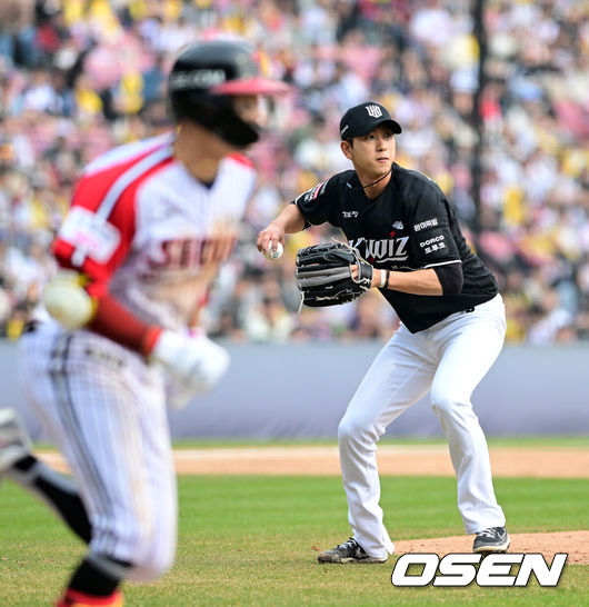 [OSEN=잠실, 지형준 기자] 29일 서울 잠실야구장에서 2026 신한 SOL KBO리그 LG 트윈스와 KT 위즈의 경기가 열렸다. 이날 LG는 임찬규, KT는 소형준을 선발로 내세웠다.5회말 1사에서 KT 김민수가 LG 박해민의 투수 앞 땅볼 타구를 처리하고 있다. 2026.03.29&nbsp;/ jpnews@osen.co.kr