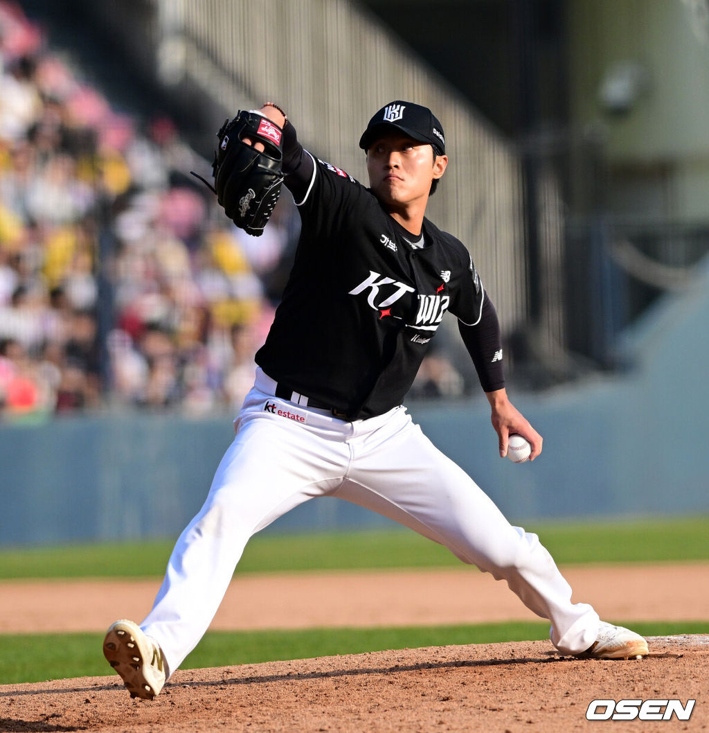 29일 서울 잠실야구장에서 2026 신한 SOL KBO리그 LG 트윈스와 KT 위즈의 경기가 열렸다. 이날 LG는 임찬규, KT는 소형준을 선발로 내세웠다.8회말 KT 전용주가 역투하고 있다. 2026.03.29 / jpnews@osen.co.kr