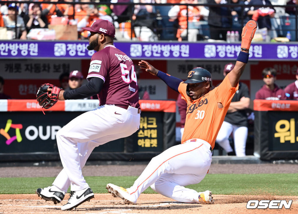 28일 대전 한화생명볼파크에서 ‘2026 신한 SOL KBO리그’ 개막전 한화 이글스와 키움 히어로즈의 맞대결이 열렸다.홈팀 한화는 윌켈 에르난데스, 방문팀 키움은 라울 알칸타라를 선발로 내세웠다. 1회말 2사 2, 3루 상황 한화 강백호 타석 때 3루 주자 페라자가 상대 폭투를 틈타 홈으로 쇄도해 세이프되고 있다. 2025.03.28 / dreamer@osen.co.kr