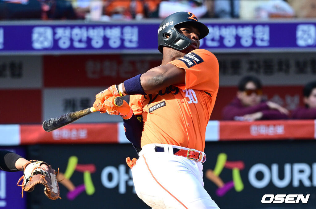 28일 대전 한화생명볼파크에서 ‘2026 신한 SOL KBO리그’ 개막전 한화 이글스와 키움 히어로즈의 맞대결이 열렸다.홈팀 한화는 윌켈 에르난데스, 방문팀 키움은 라울 알칸타라를 선발로 내세웠다. 7회말 2사 1루 상황 한화 페리자가 안타를 날리고 있다. 2025.03.28 / dreamer@osen.co.kr