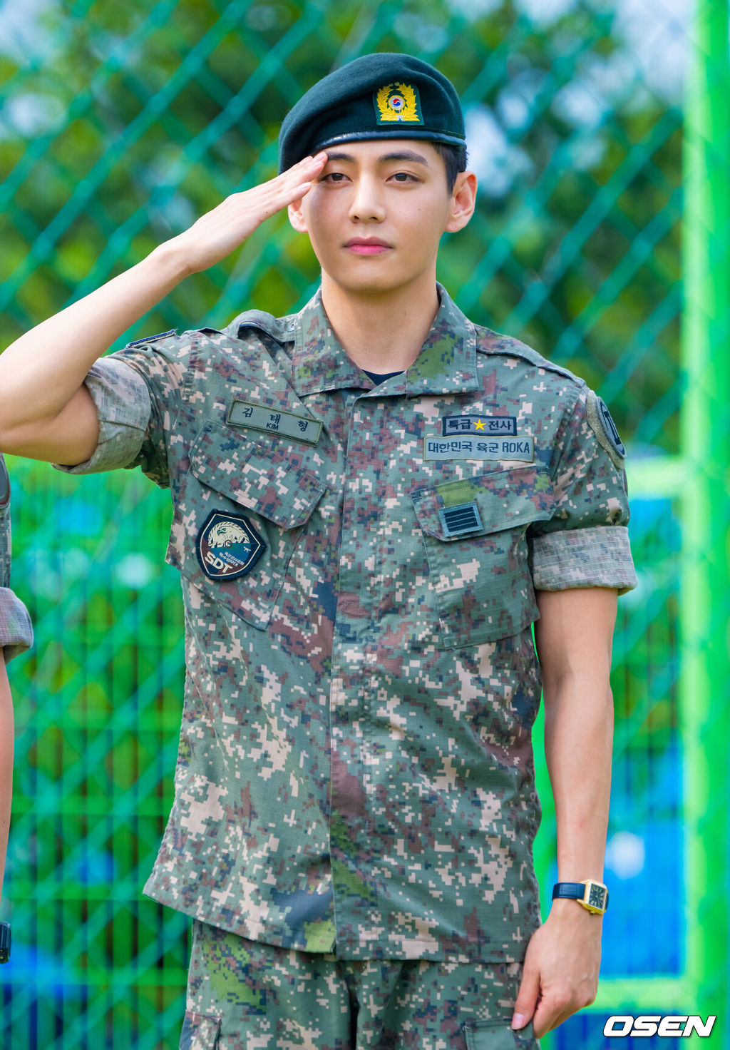 그룹 방탄소년단(BTS) RM(30·본명 김남준)과 뷔(29·본명 김태형)가 10일 전역했다. 지난 2023년 12월 입대한 RM과 뷔는 각각 육군 제15보병사단, 육군 제2군단 군사경찰 특수임무대에서 군 복무를 이어왔다. 이후 약 1년 7개월 동안 병역의 의무를 마치고 전역하게 됐다. BTS 뷔가 전역식을 마치고 인사하고 있다.   2025.06.10 / soul1014@osen.co.kr