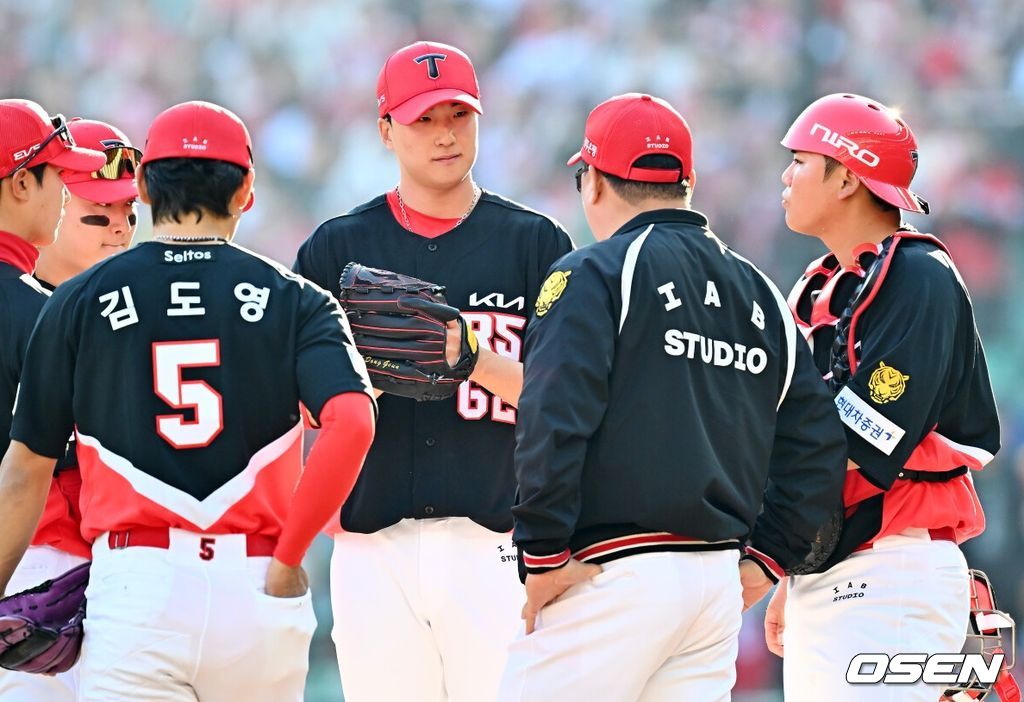 28일 인천 SSG랜더스필드에서 ‘2026 신한 SOL KBO리그’ SSG 랜더스와 KIA 타이거즈의 개막전이 열렸다.이날 경기에서 SSG은 화이트를, KIA는 네일을 선발로 내세웠다.9회말 1사 2, 3루에서 KIA 이범호 감독이 마운드에 올라가 내야진들이 함께 모인 가운데 정해영과 대화를 나누고 있다. 2026.03.28 / rumi@osen.co.kr