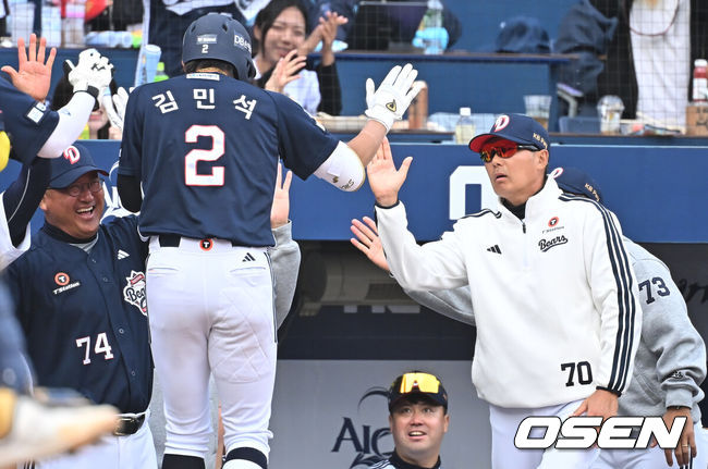[OSEN=창원, 이석우 기자] 29일 창원NC파크에서 2026 신한 SOL KBO 리그 NC 다이노스와 두산 베어스의 경기가 열렸다. 홈팀 NC는 테일러가, 방문팀 두산은 곽빈이 선발 출전했다. 두산 베어스 김원형 감독이 8회초 1사 1,2루 우중월 역전 3점 홈런을 친 김민석과 하이파이브를 하고 있다. 2026.03.29 / foto0307@osen.co.kr