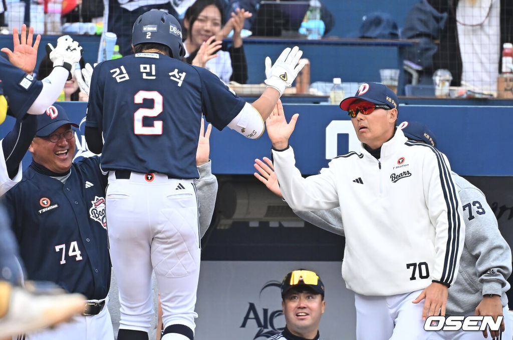 29일 창원NC파크에서 2026 신한 SOL KBO 리그 NC 다이노스와 두산 베어스의 경기가 열렸다. 홈팀 NC는 테일러가, 방문팀 두산은 곽빈이 선발 출전했다. 두산 베어스 김원형 감독이 8회초 1사 1,2루 우중월 역전 3점 홈런을 친 김민석과 하이파이브를 하고 있다. 2026.03.29 / foto0307@osen.co.kr