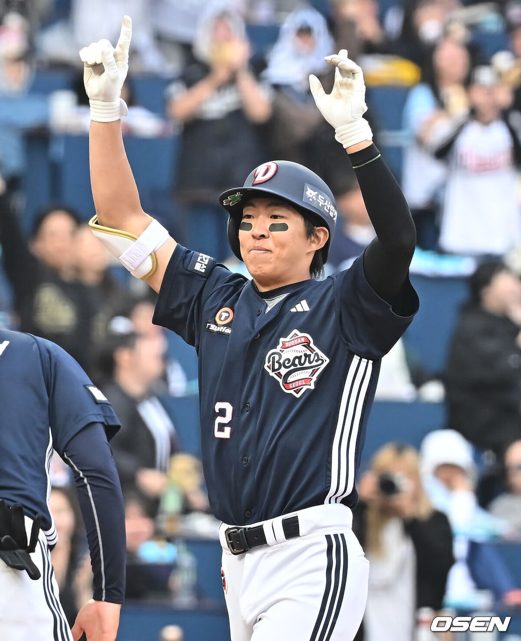 29일 창원NC파크에서 2026 신한 SOL KBO 리그 NC 다이노스와 두산 베어스의 경기가 열렸다. 홈팀 NC는 테일러가, 방문팀 두산은 곽빈이 선발 출전했다. 두산 베어스 김민석이 8회초 1사 1,2루 우중월 역전 3점 홈런을 치고 세리머니를 하고 있다. 2026.03.29 / foto0307@osen.co.kr