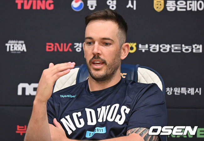 [OSEN=창원, 이석우 기자] 29일 창원NC파크에서 2026 신한 SOL KBO 리그 NC 다이노스와 두산 베어스의 경기가 열린다. 홈팀 NC는 테일러가, 방문팀 두산은 곽빈이 선발 출전한다. NC 다이노스 드류 버하겐이 인터뷰를 하고 있다. 2026.03.29 / foto0307@osen.co.kr